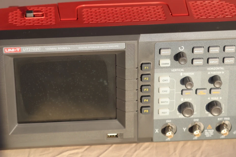 📊 Uni‑T UT2102C – Osciloscopio Digital de 2 Canales, 100 MHz – Usado - Imagen 3 de 3
