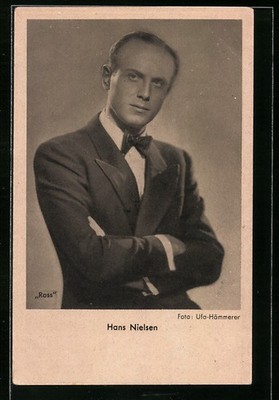 Ansichtskarte Schauspieler Hans Nielsen im Anzug mit Fliege 