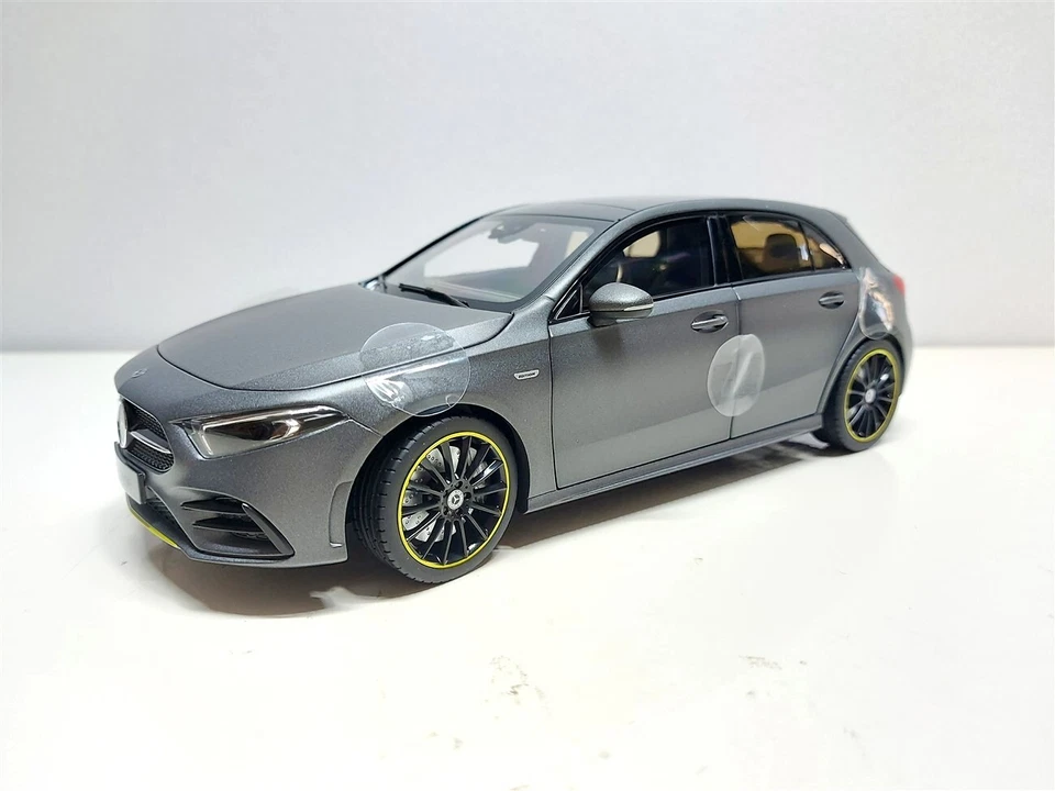Mercedes-Benz Klasse A W177 Grigio opaco del 2018 - 1/18 Norev - Immagine 3 di 4
