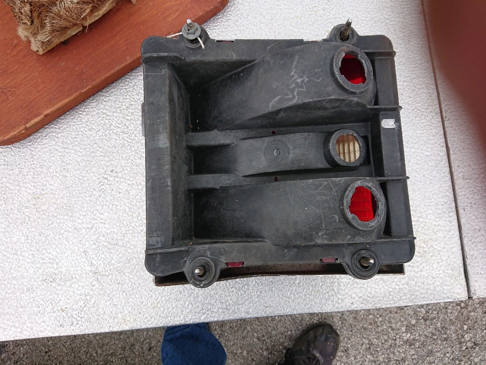 1974 庞蒂亚克大奖赛后尾灯组件。 二手 — 第 2/4 张图片