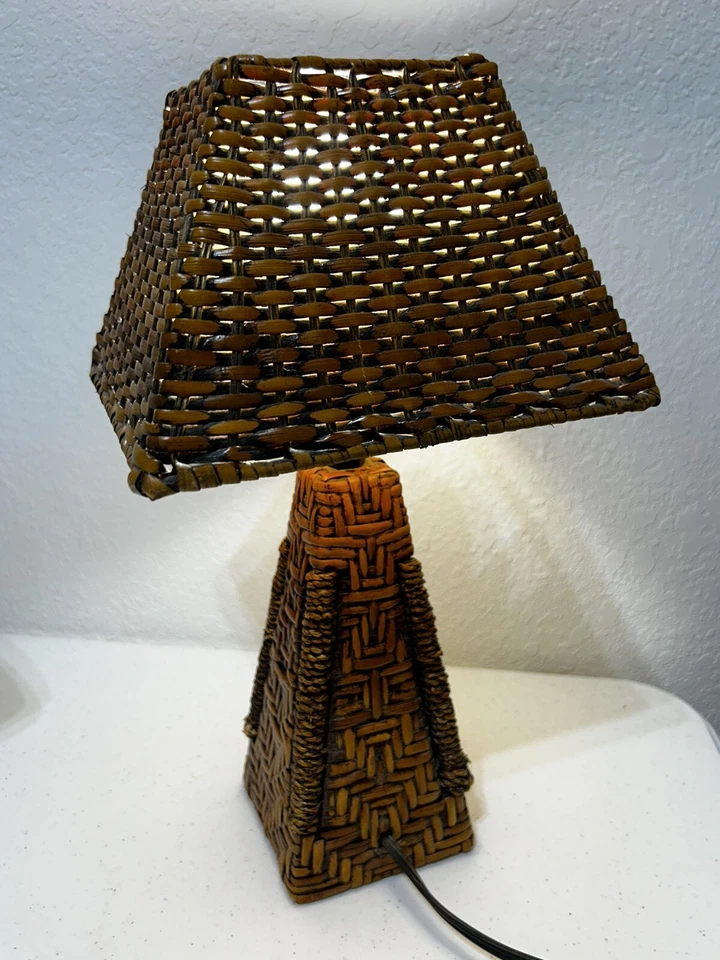 Lámpara de mesa de mimbre pequeña casa de playa vintage en forma de pirámide con pantalla cuadrada a juego Foto 4 de 4