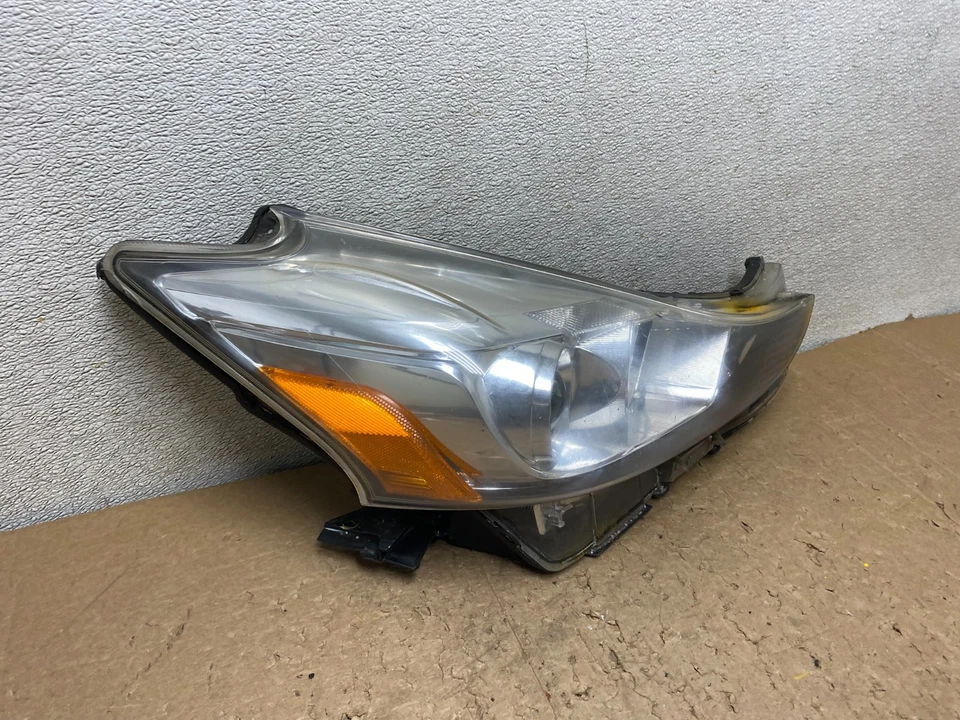 Faro halógeno lado pasajero derecho Toyota Prius V 2015-2017 TYC V0682 DW Foto 3 de 4