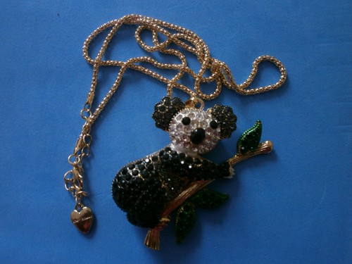 Pendentif Koala 3D Sur Une Branche - Chaîne Dorée Incluse, Neuf Sans Emballage