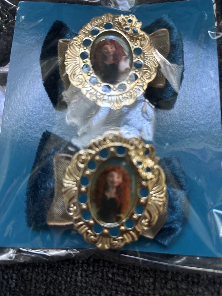 Juego de 2 clips accesorios para el cabello Princesa Mérida parques Disney dorados verdes NUEVO Foto 2 de 3