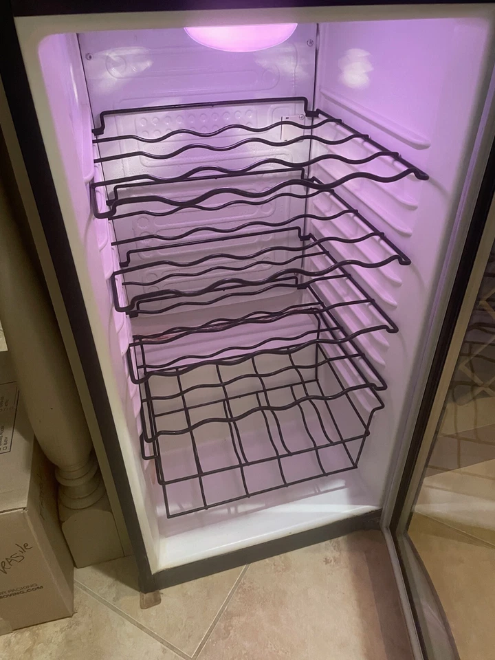 Enfriador de vino Black Haier usado HVFM30ABB 30 botellas $299 nuevo Foto 2 de 3