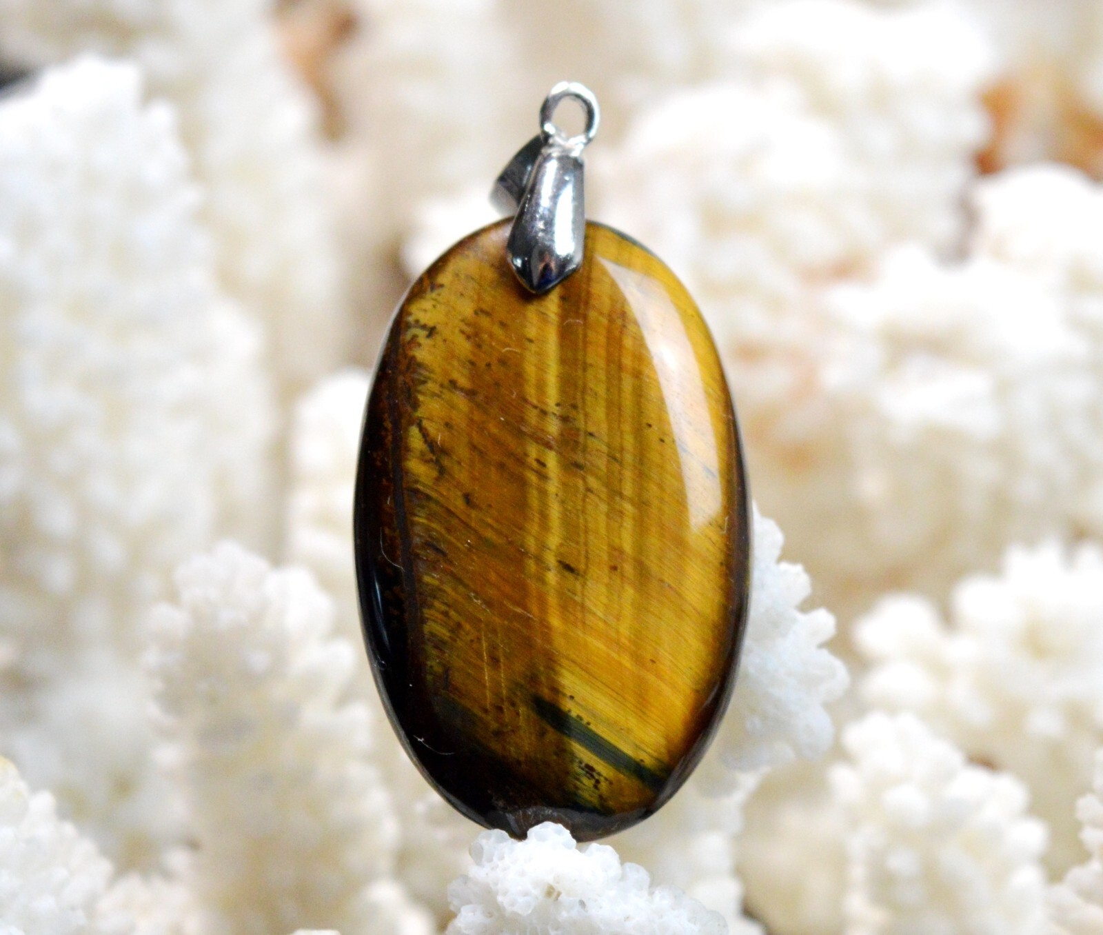 Pendentif oeil de tigre 52 carats en cabochon de pierre naturelle d'Afrique du Sud
