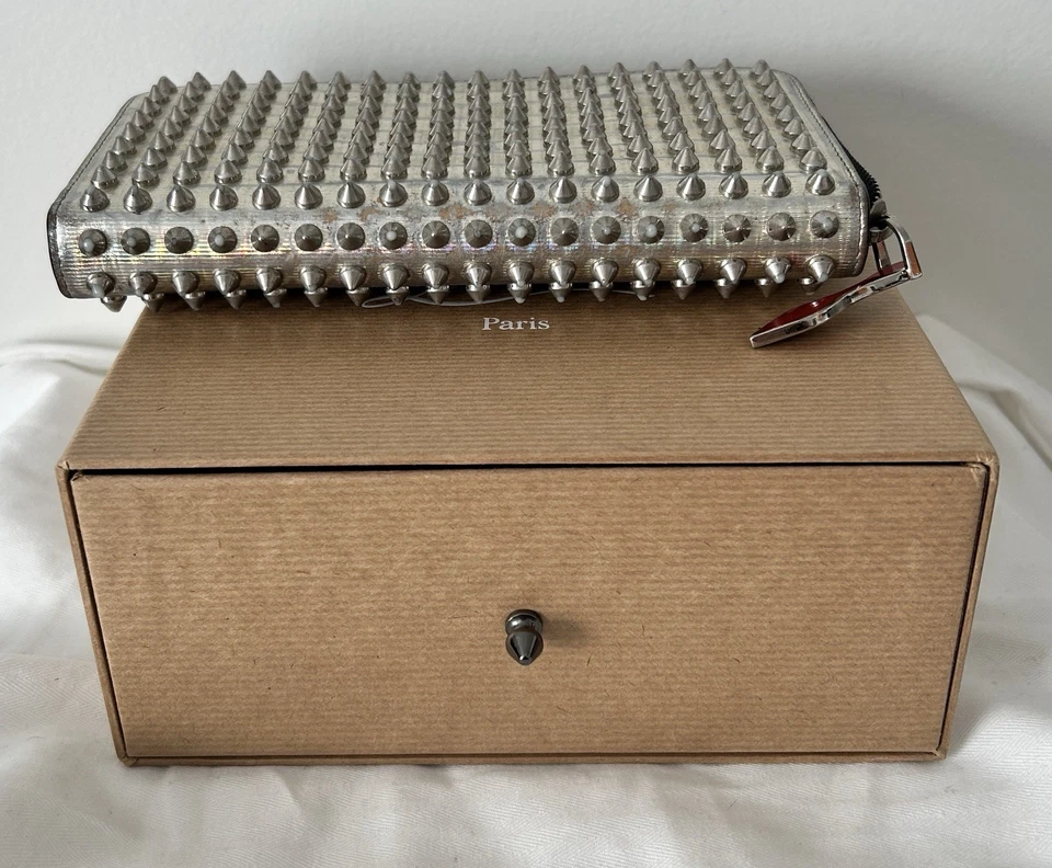 Carteira Christian Louboutin cravada com zíper longo em torno de designer de interiores vermelha - Imagem 2 de 4