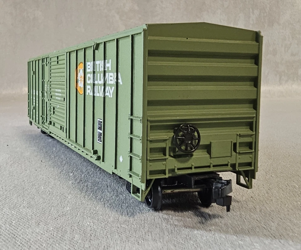 Roundhouse HO Scale British Columbia Railway 50' Combination Door Box Car 5437 - Image 4 of 4