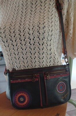 Petit Sac Neuf Brodé de Marque DESIGUAL à Bandoulière Réglable