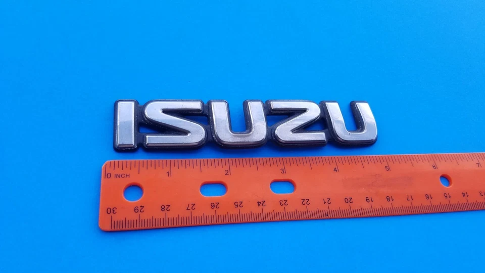 Isuzu Axiom 2002 2003 2004 parrilla delantera emblema logotipo insignia símbolo usado fabricante de equipos originales A27 Foto 2 de 3