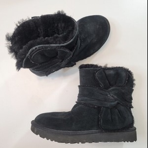 ugg mini spill seam bow boot
