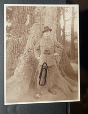 Foto Portrait Mann Jäger Förster Dienstglas Feldstecher Hut Baum Hut Stock Bild