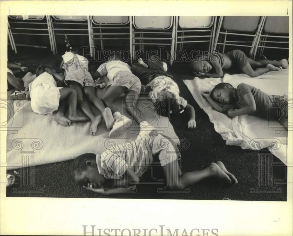 1990 Press Photo Children Sleep On Floor At Loving Faith Baptist Church