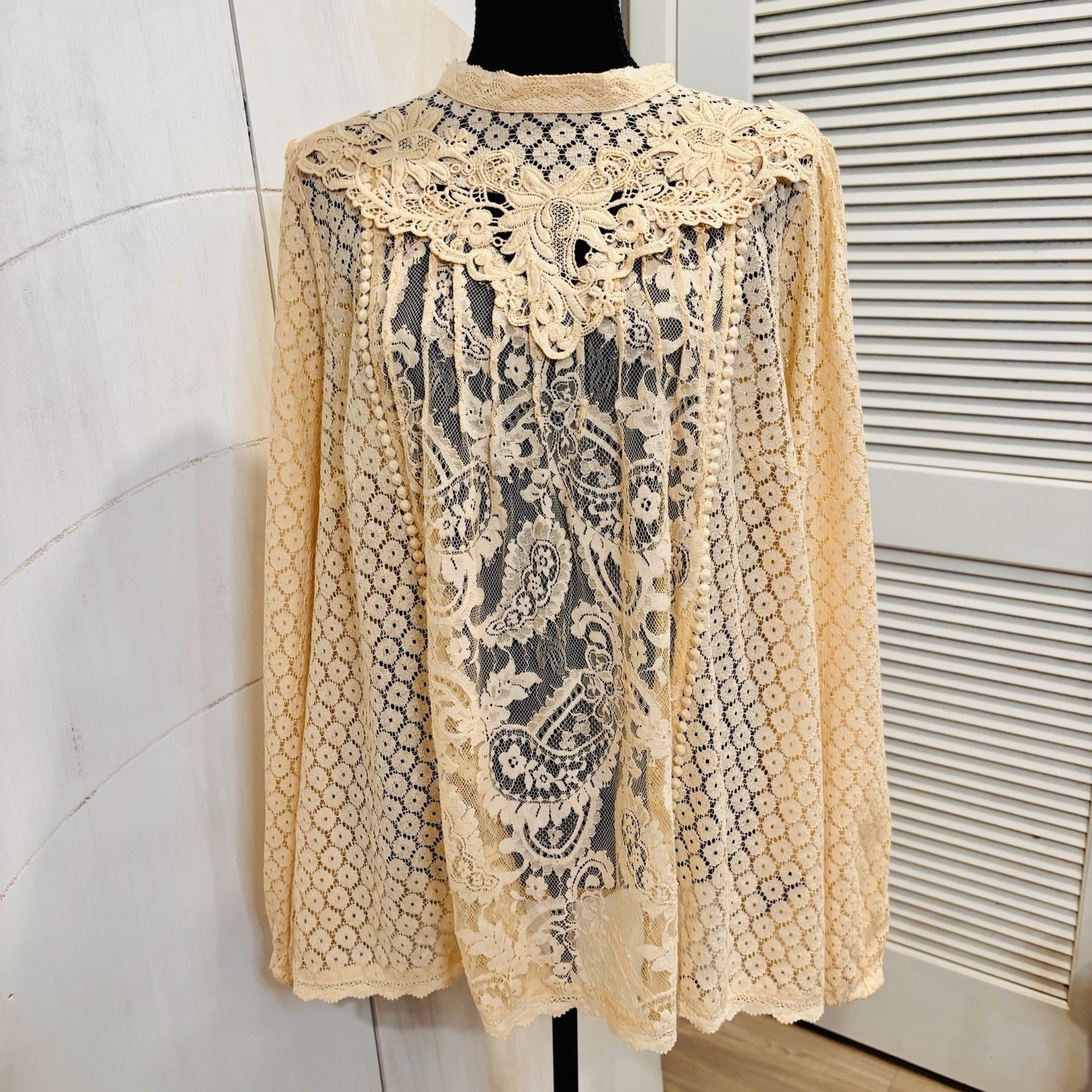 Torrid Cream Lace Long Sleeve Blouse Semi Sheer Floral Romantic • Size 2