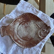 Piatto da forno vintage Fish Thora ceramica da forno fatto a mano colore argilla