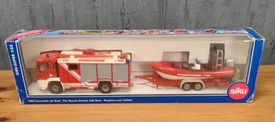   SIKU 2102 Feuerwehr mit Boot inkl. Figuren rot/weiß   OVP