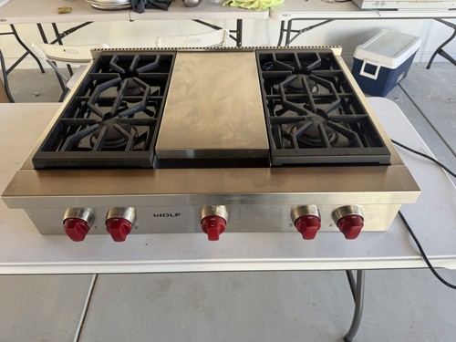 Wolf 36" Gas Range top with 4 Burners and Griddle SRT364G Red Knobs