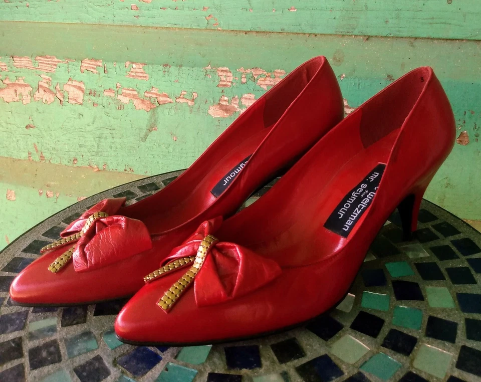 Stuart Weitzman 适用于 Mr Seymour 红色皮革高跟鞋金色口音蝴蝶结 7.5 NOS — 第 2/4 张图片