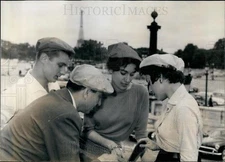 1958 Press Photo Paris Hat Maker Makes New Cap Called "Caskittna" - KSB31869