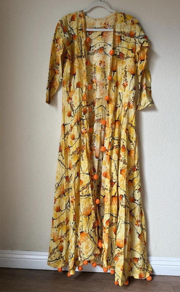 Plumero Kimono Largo Bohemio Hecho a Mano - Estampado Floral Amarillo y Naranja con Pompón Foto 2 de 4