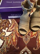 TOP MODA WOMENS SHOES BEIGE SIZE 7 M VERY CLEAN ZIP BACK