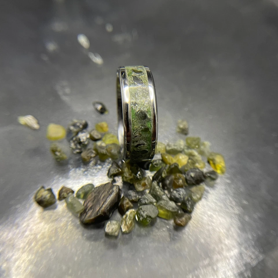 Anillo con incrustación de zafiro verde australiano hecho a mano - acero inoxidable quirúrgico de 8 mm Foto 2 de 2