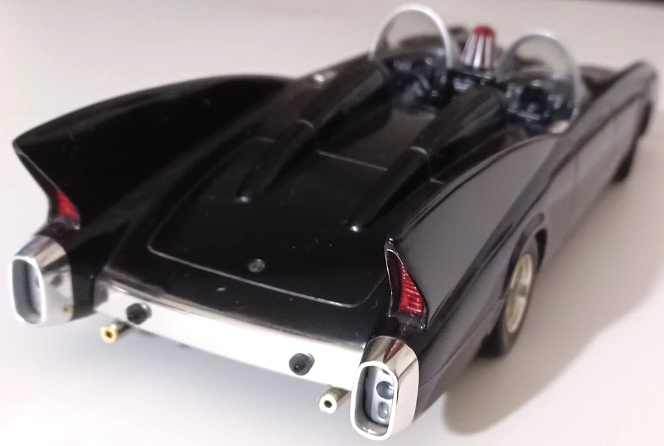 Johnny Lightning 1960's Batmobile DC Comics 1:24 Scale 9" Metal Diecast Car Mint - Image 3 of 4