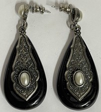 Orecchini pendenti in filigrana tono argento perle a goccia nere 1928 gioielli