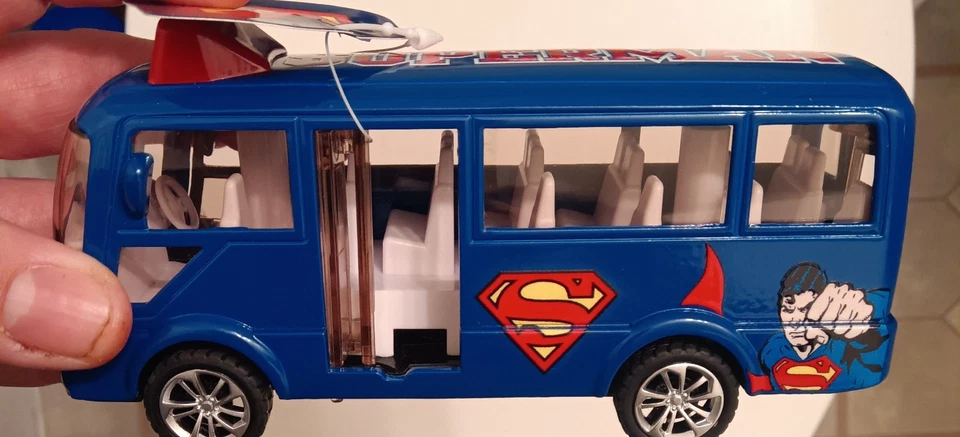 💙❤️ Set of 2 "SUPERMAN" HTF Diecast Pullback Busses -Glasglow & Schoolbus - Image 3 of 4