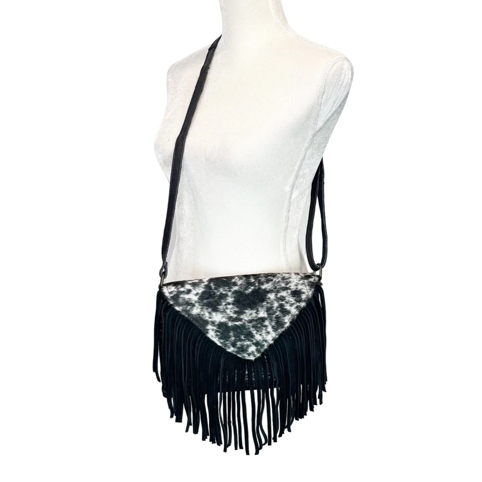 Bolso Bandolera Artesanal en Relieve Tooled Flecos Cuero de Vaca Negro Blanco Boho