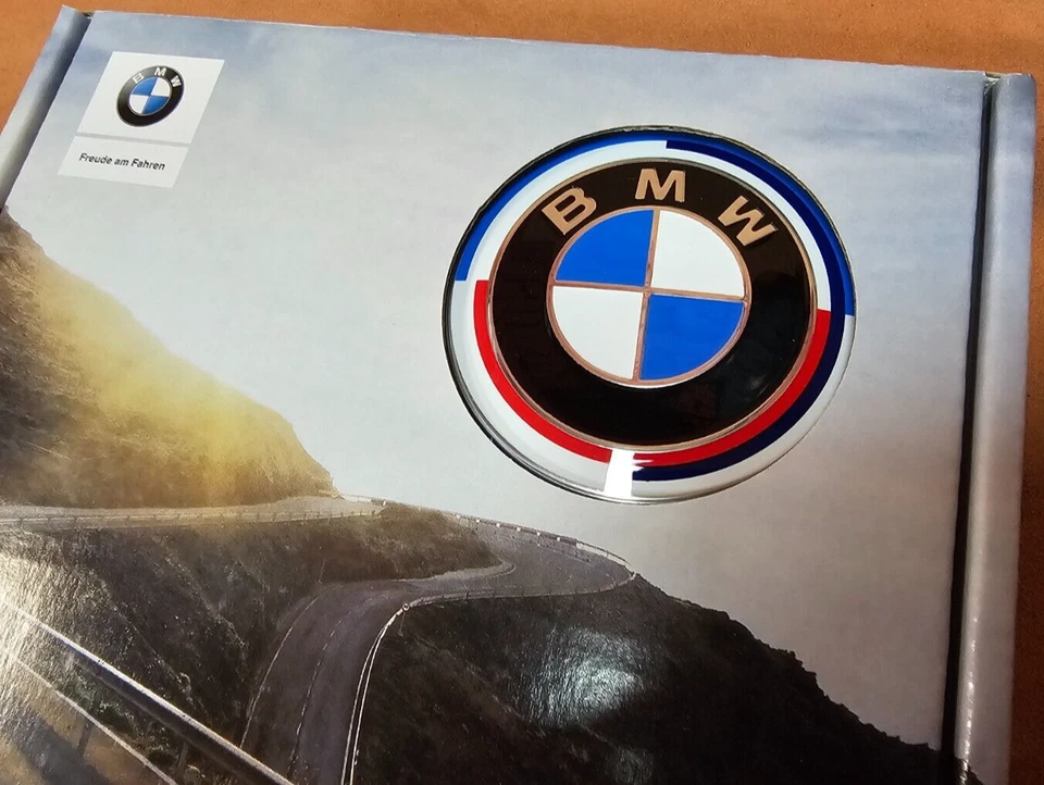 Tapacubos centrales de rueda flotantes BMW 50 aniversario 68 mm  Foto 2 de 4