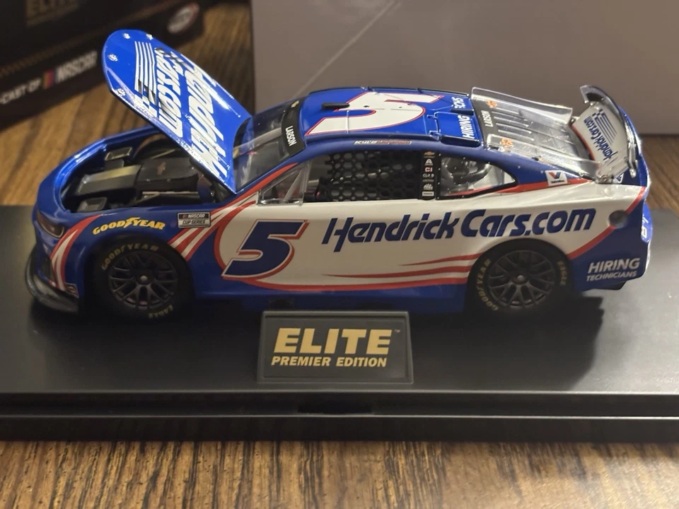 2025 Kyle Larson #5 HendrickCars Chevrolet 1/24 Lionel Racing RCCA Elite Premier - Image 2 of 4