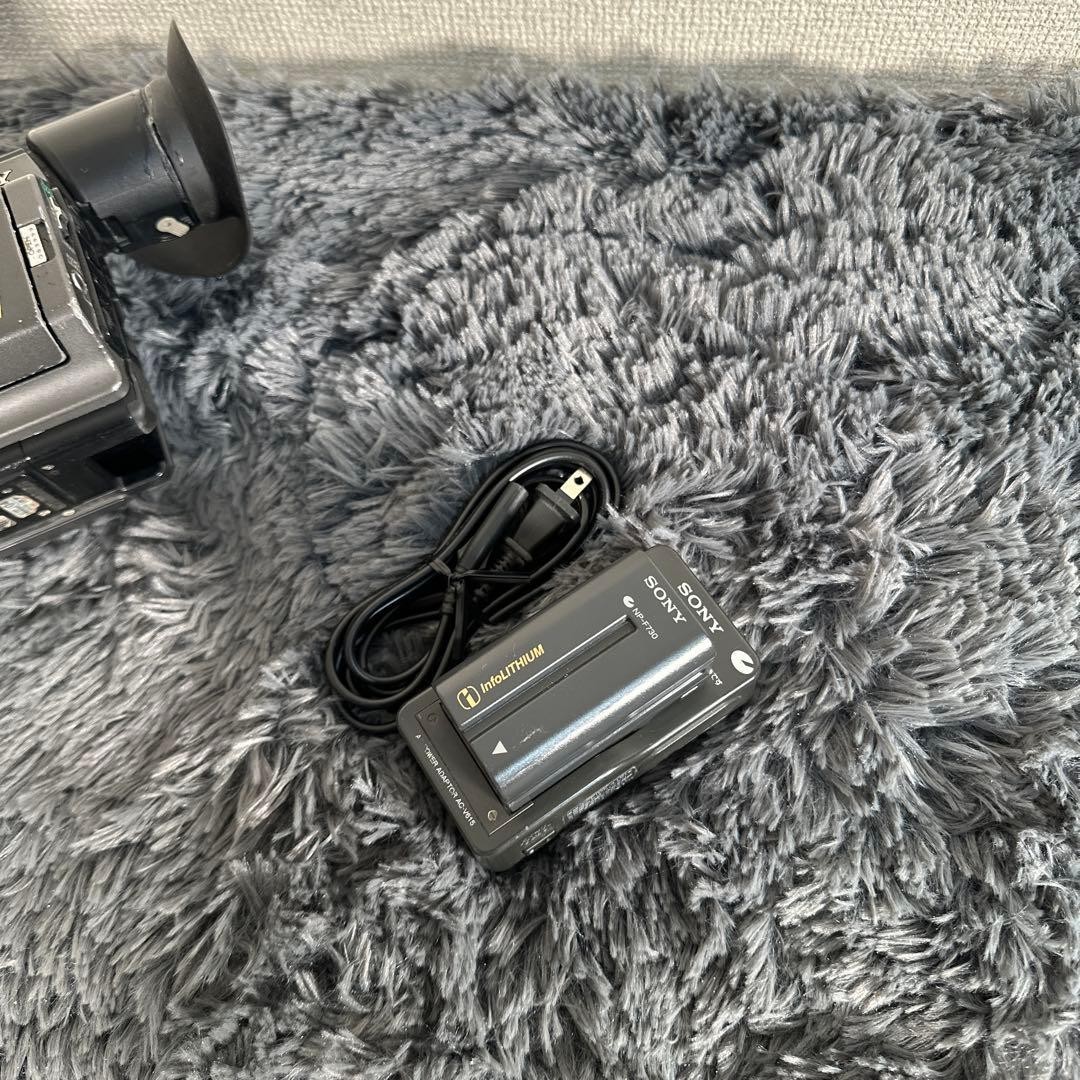SONY DSR-PD170 DVCAM 3CCD Professional Camcorder 12x Zoom XLR Mic