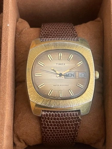 Men's gold vintage 1960's TIMEX TV Dial calendar wristwatch, running well!