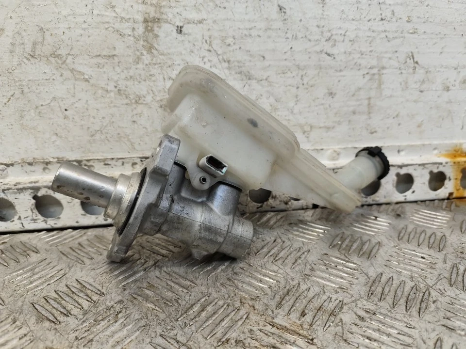 Nissan Micra 2011-2017 cilindro maestro de freno Foto 2 de 2