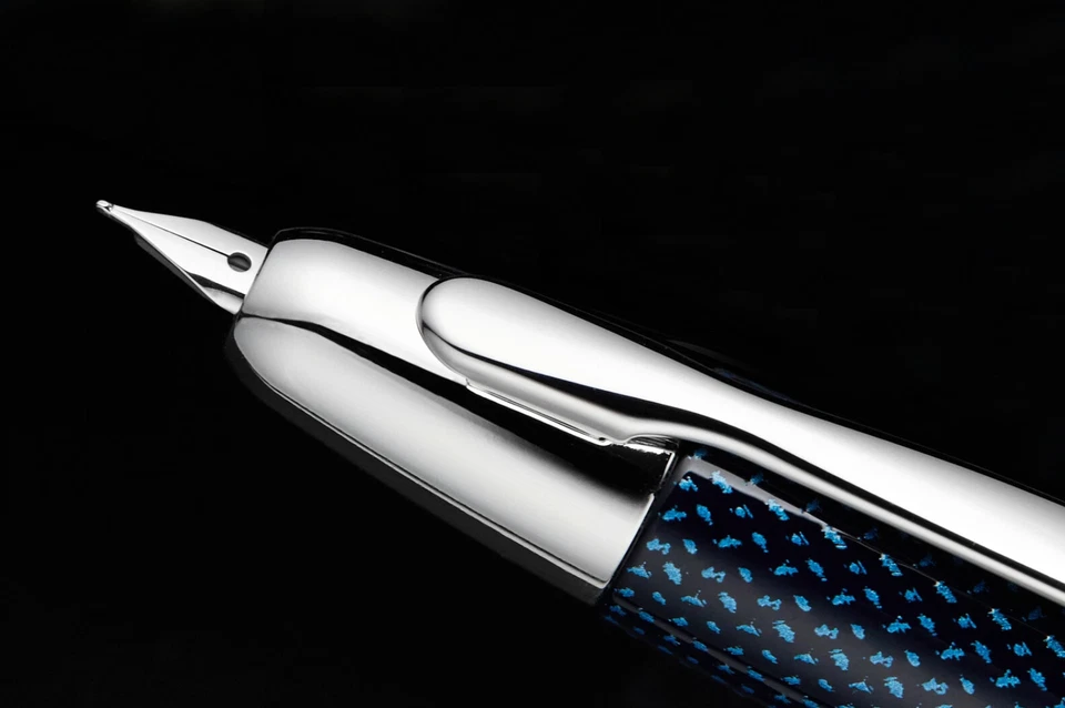 Pluma Estilográfica Pilot Blue Carbonesque Punto de Fuga Plumín Mediano y Bolsa de Cuero Foto 2 de 4