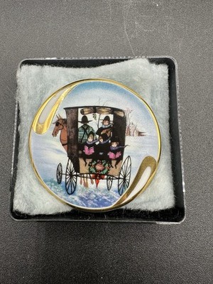 P. Buckley Moss Society ''Christmas Card'' membership pin or brooch