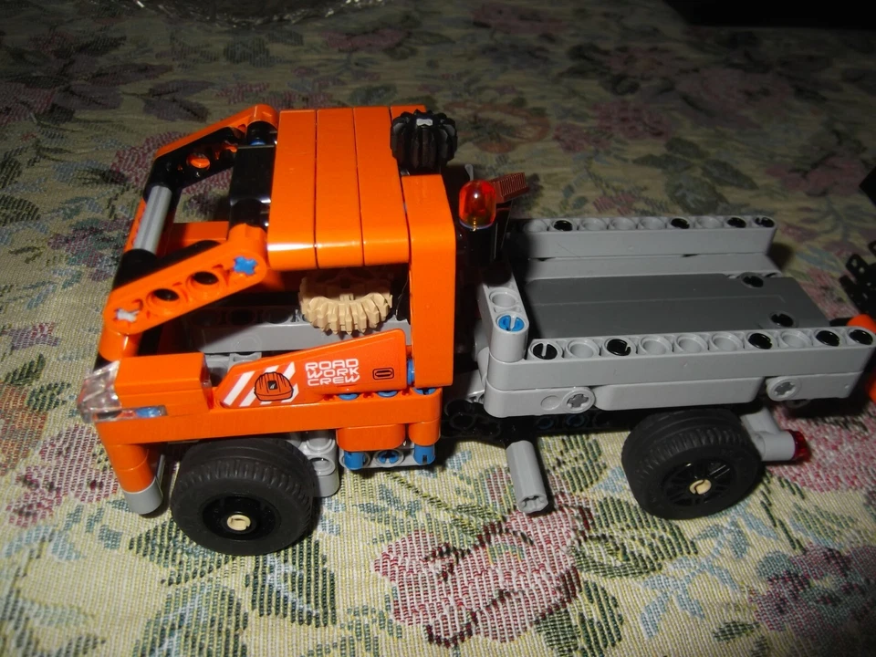 LEGO Technic 42060 Roadwork Crew, foto 2 di 5