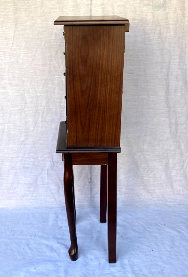 Armario de joyería estilo reina Ana de madera vintage - compartimentos forrados para joyería Foto 4 de 4