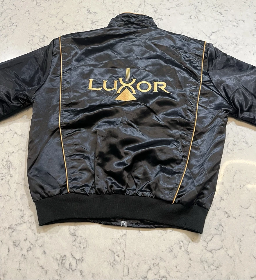 Jaqueta Bombardeiro Vintage Luxor Las Vegas Cetim Preto Logotipo Bordado Dourado M - Imagem 2 de 4