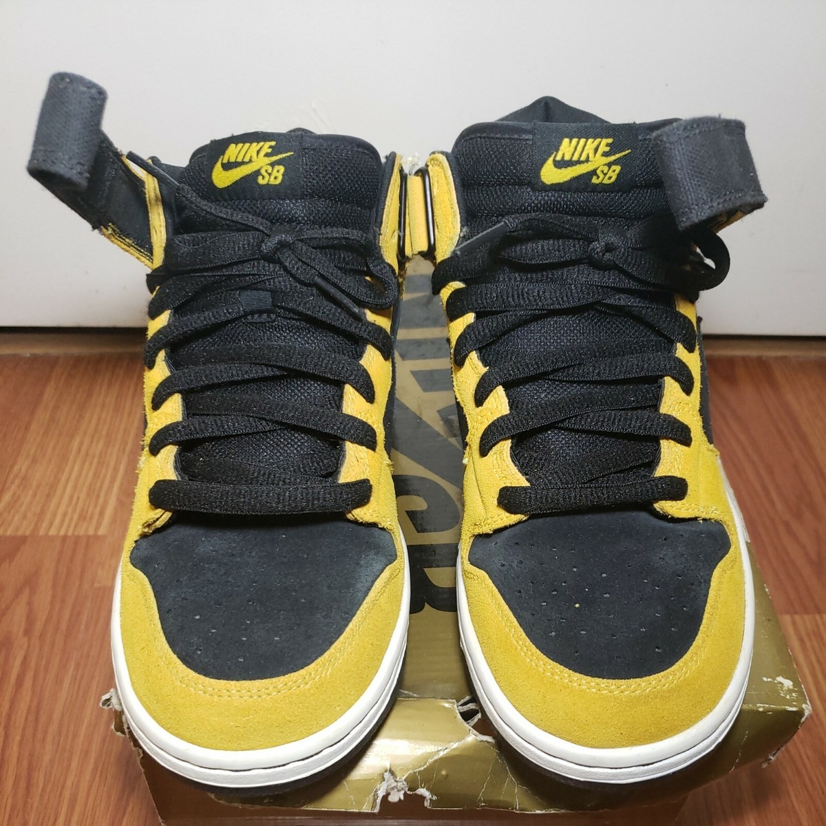 Pre-owned Nike SB Dunk Mid Size 9.5 Pre-owned Nike SB Dunk Mid Size 9.5