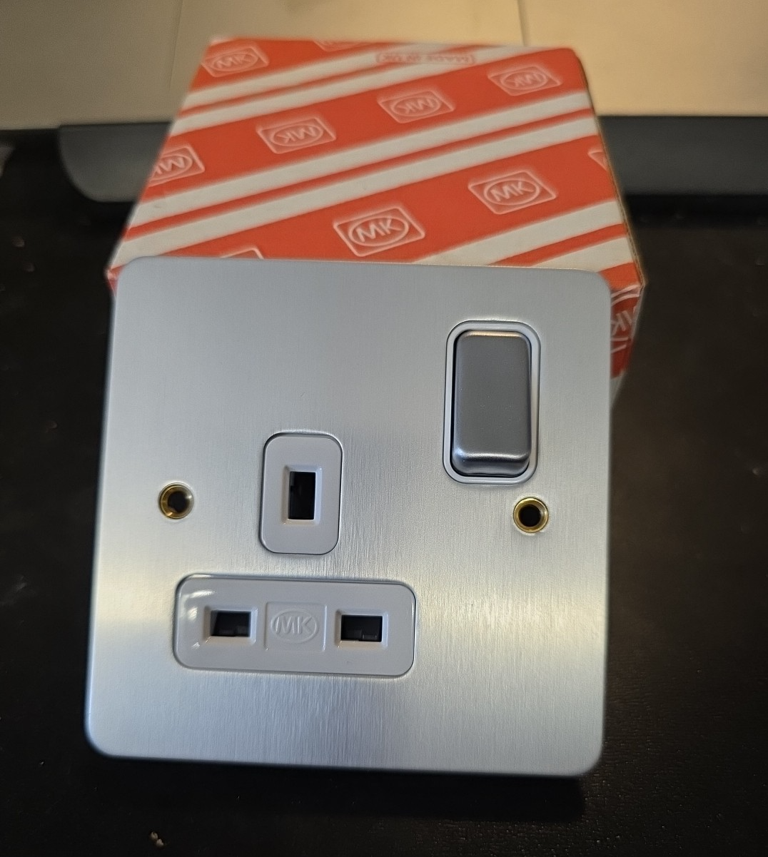 MK  K14357 SAA W  13A 1G SWITCHED  SINGLE SOCKET  CHROME WHITE INSERTS