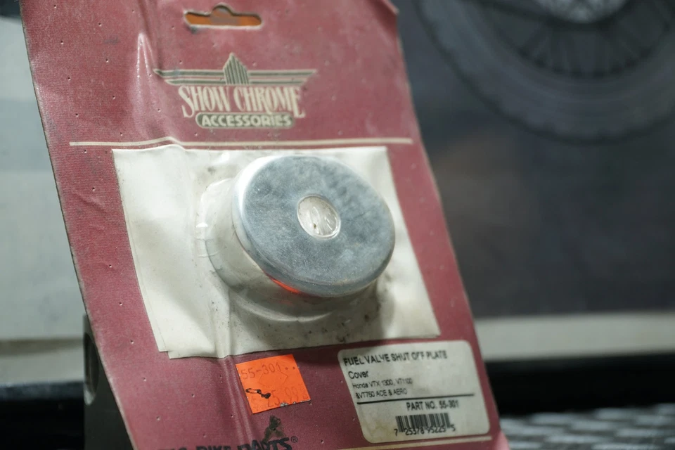 Show Chrome 55-301 хромированная крышка запорного клапана топлива — подходит для Honda Shadow VT и VTX - Изображение 3 из 4