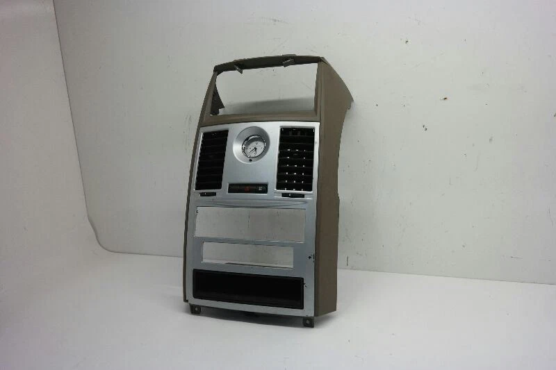 Radio bisel con rejillas de ventilación Chrysler Town Country 2008-2010 Foto 3 de 4