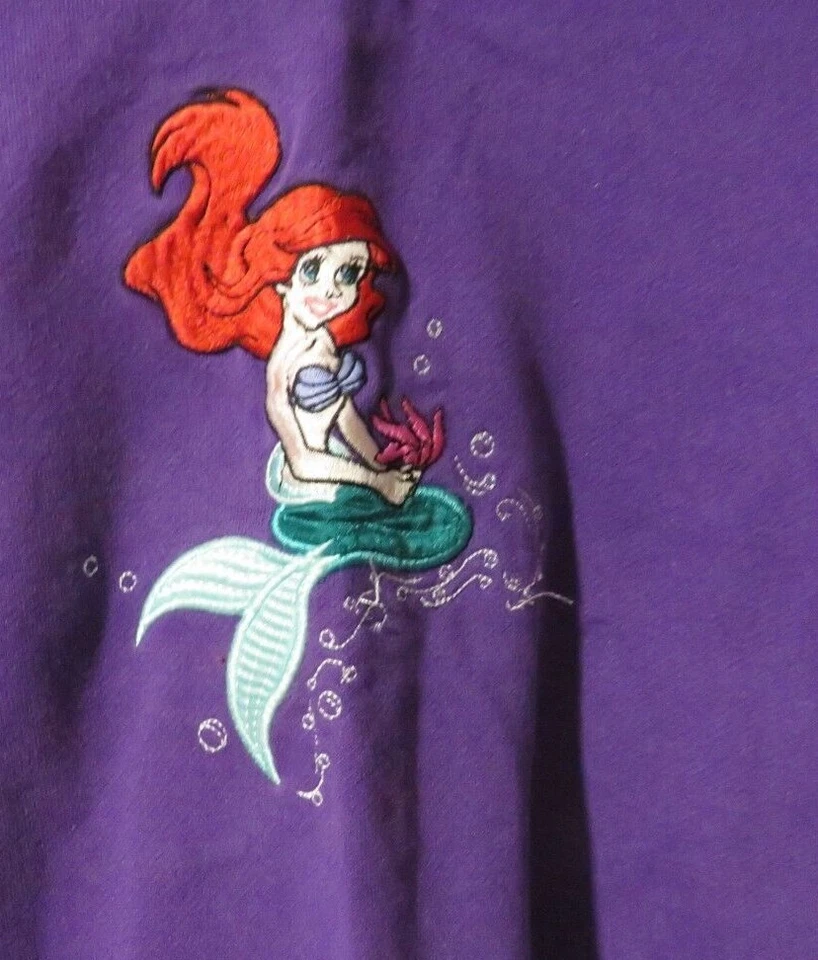 Sudadera The Disney Store La Sirenita Ariel Bordada Púrpura Talla L Foto 2 de 4