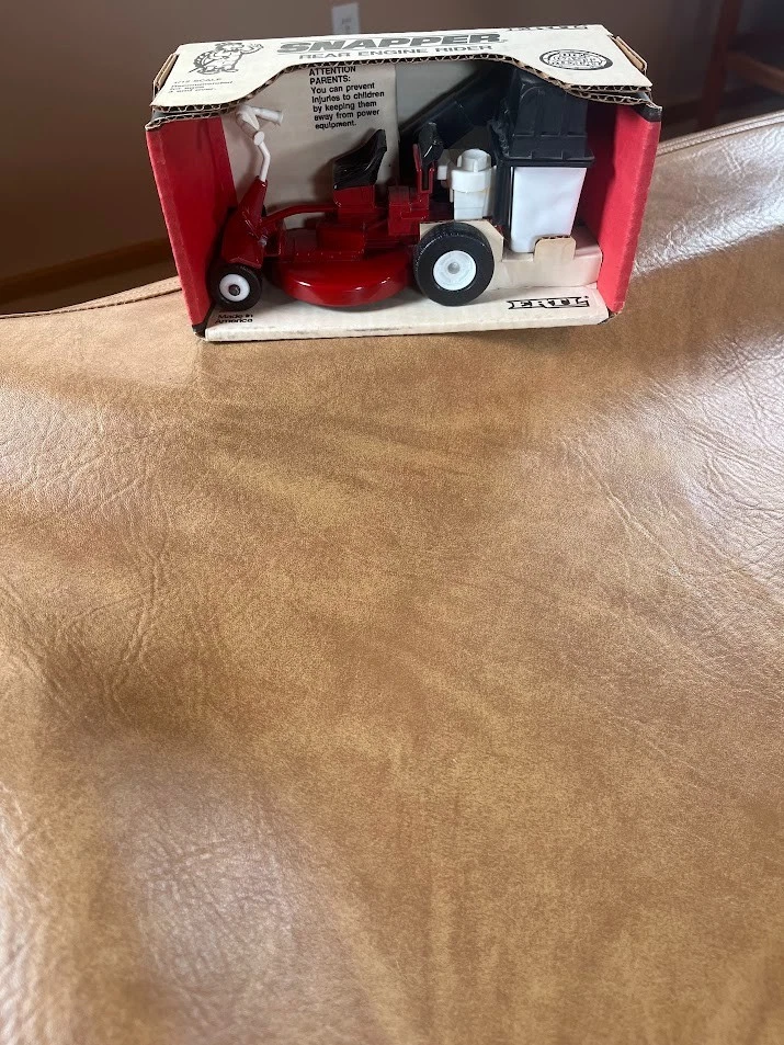 ERTL #4176 SNAPPER REAR ENGINE RIDER TRACTOR NIB 1/12 - Image 2 of 4