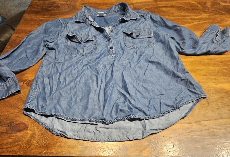 C3 Liz Claiborne Women's Blue Chambray Collared Button Blouse.