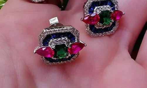 Preciosas piedras preciosas brillantes multicolores multicolores con borde de circonita cúbica blanca Foto 2 de 4