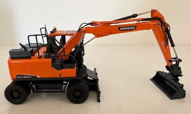 1:50 Doosan DX140W Wheeled Excavator UH8108 By Universal Hobbies - Image 2 of 4