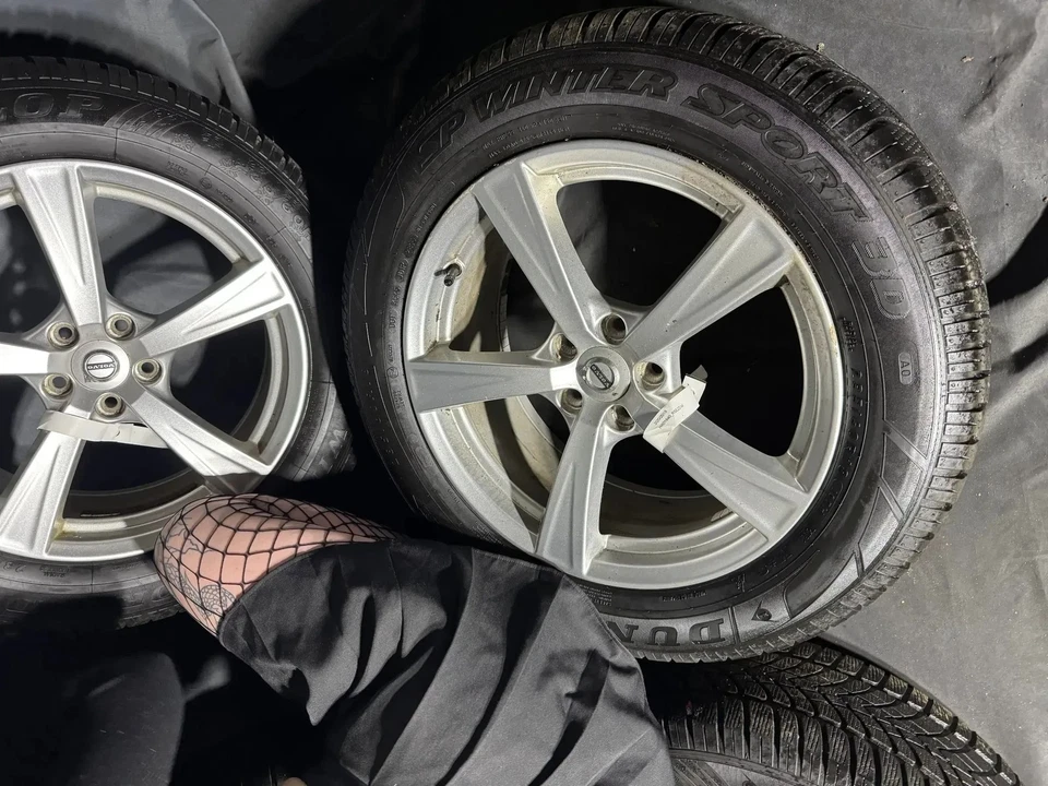 Orig. Volvo XC90 II 18 Zoll Alufelgen mit Winterräder 235/60R18   31423515 - Bild 2 von 4